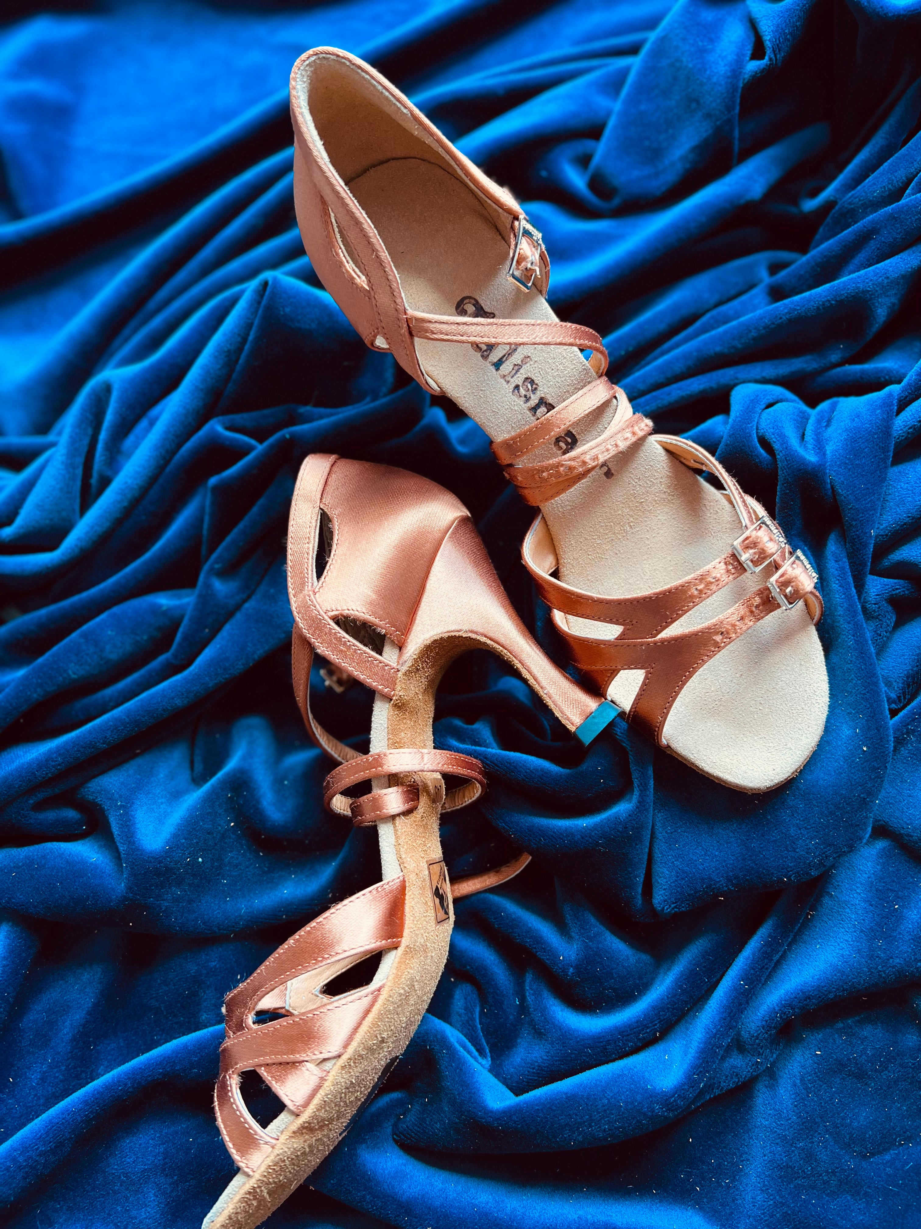 Latina dance shoes with buckle